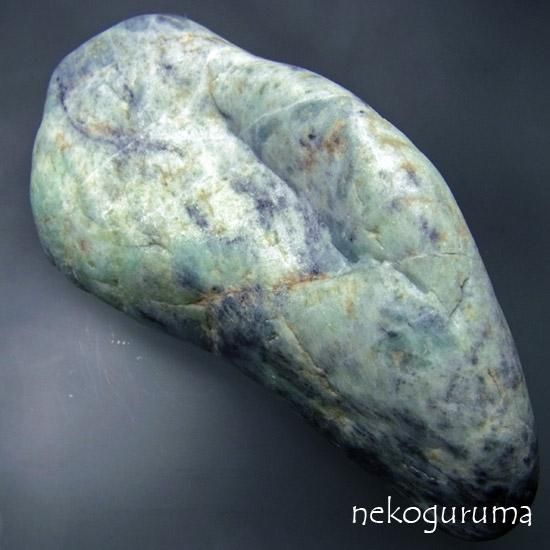 約2300g 糸魚川 翡翠 良質 緑黒 約2300g 糸魚川 翡翠 良質 緑黒