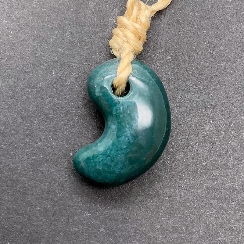 出雲石/碧玉 勾玉 巴型(小) 大麻紐ペンダント 】 | めのうの店川島