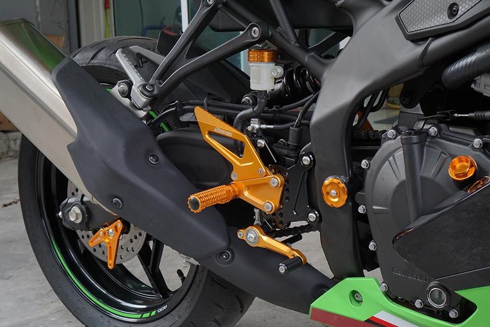 NINJA ZX-25R ZX-4R SE ストリート用 バックステップ 黒 クイック