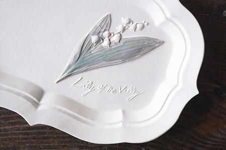 ス22 草花のレリーフ洋皿 スズラン - 益子焼の小さな窯元「よしざわ