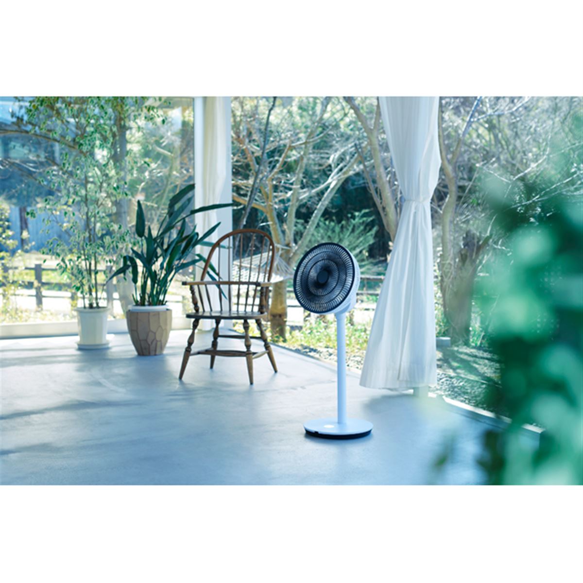 duux、風量26段階のリビング扇「Whisper Flex Touch」にバッテリー対応