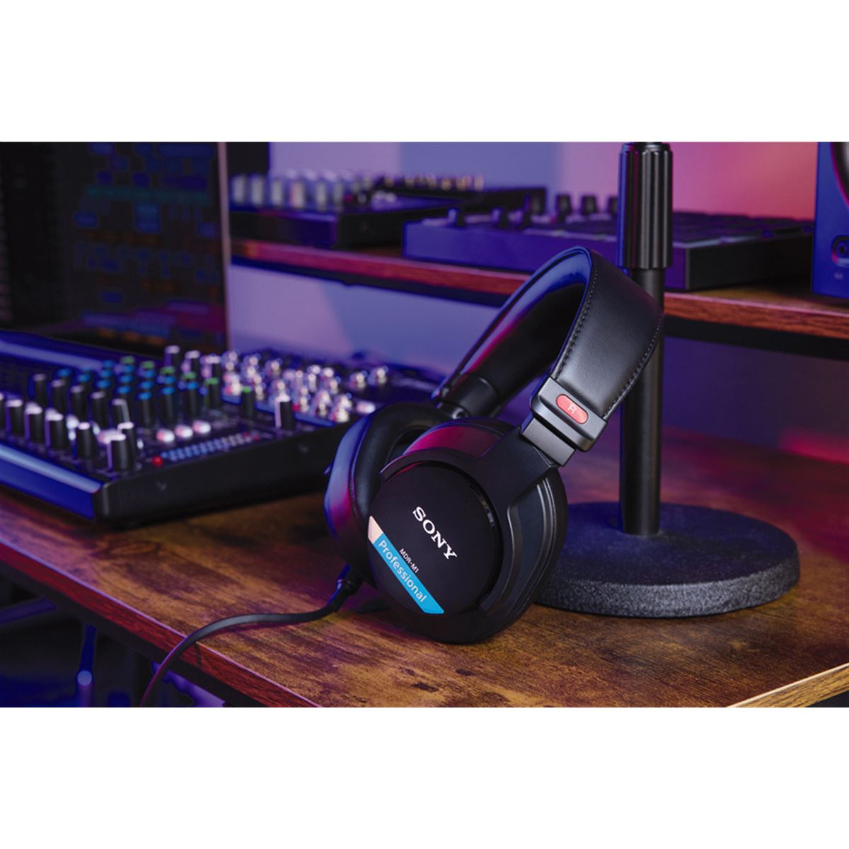 ソニー、密閉型スタジオモニターヘッドホン「MDR-M1」を日本国内でも