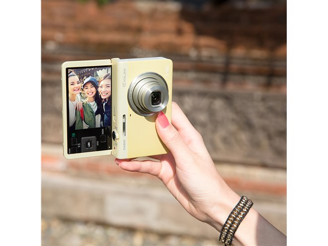 カシオ、自撮り画像だけをスマホに送信するカメラ「EX-ZR70」を12/16