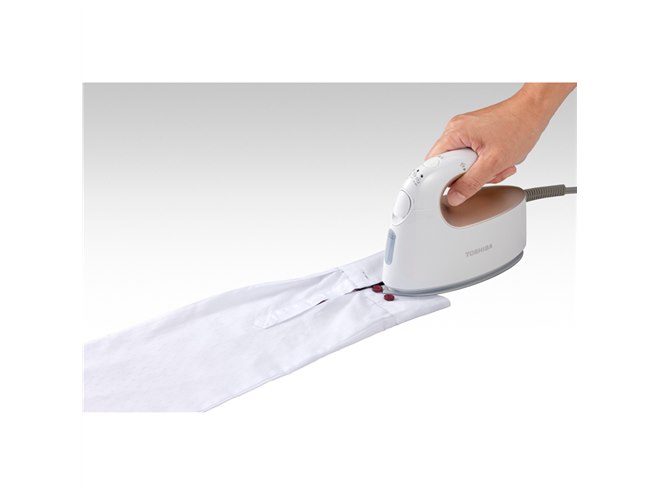 東芝、かけやすいアイロン機能を備えた1台2役の衣類スチーマー - 価格.com