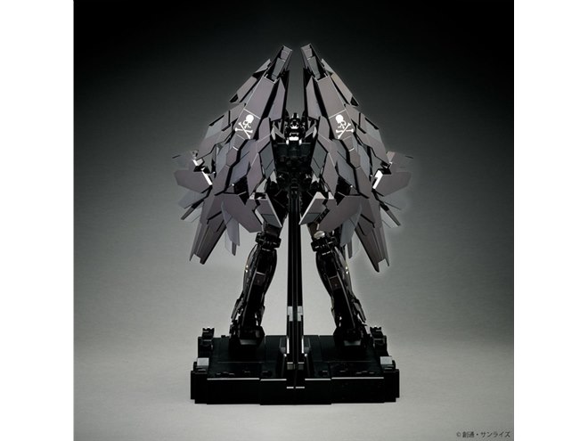 全長約1.5m、漆黒に染まった「シャア専用ザクII」が756,000円で発売