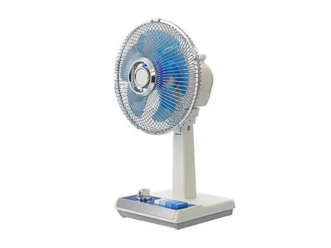 コイズミ、昭和レトロ風デザインでコンパクトタイプの「ミニ扇風機」を