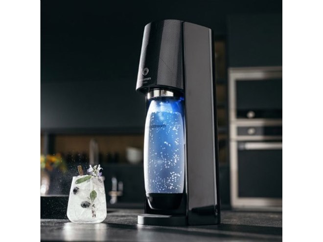 ワンタッチで炭酸を注入して強さも選べる、電動ソーダストリーム「E
