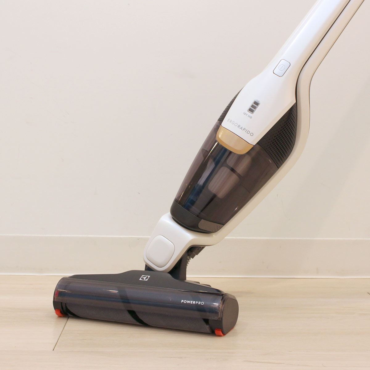 新ノズルでフローリングに強いコードレススティック掃除機