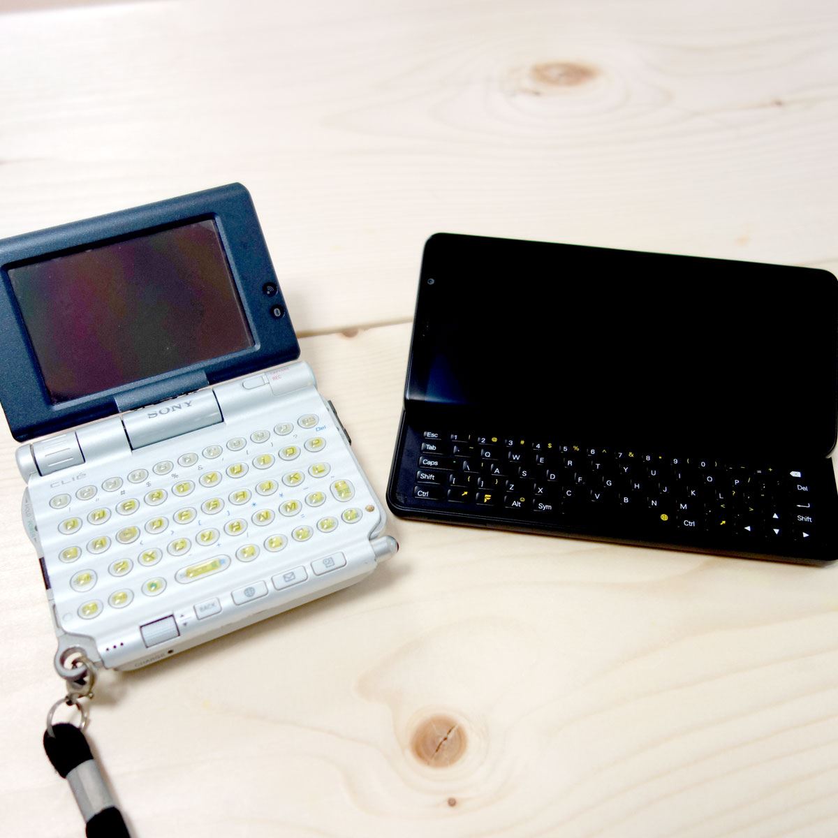 時代を超えて、2003年ソニーの名機「CLIE PEG-UX50」と「F(x)tec Pro1