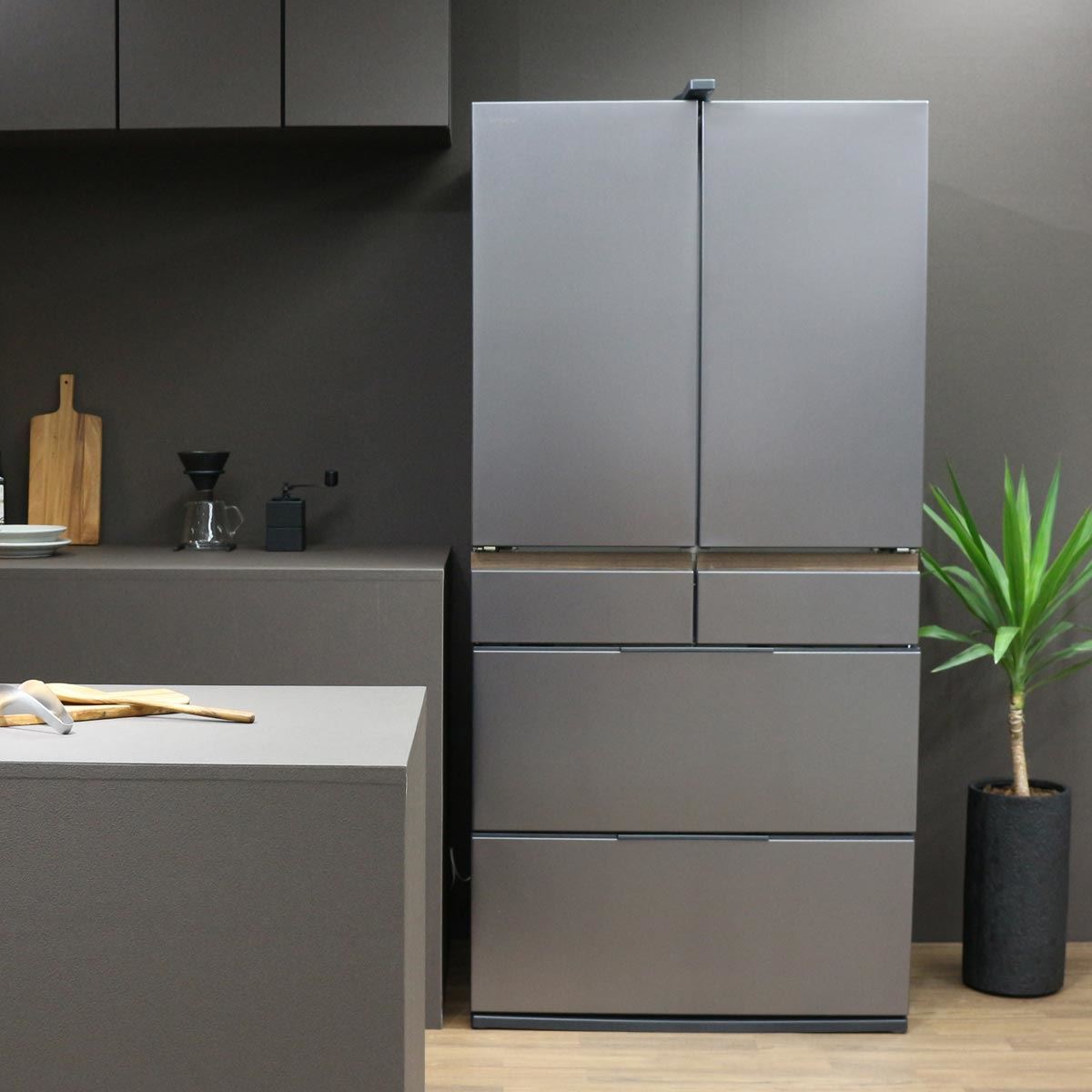 670Lの大容量なのに奥行65.4cm！ キッチンに横並びですっきりフラット