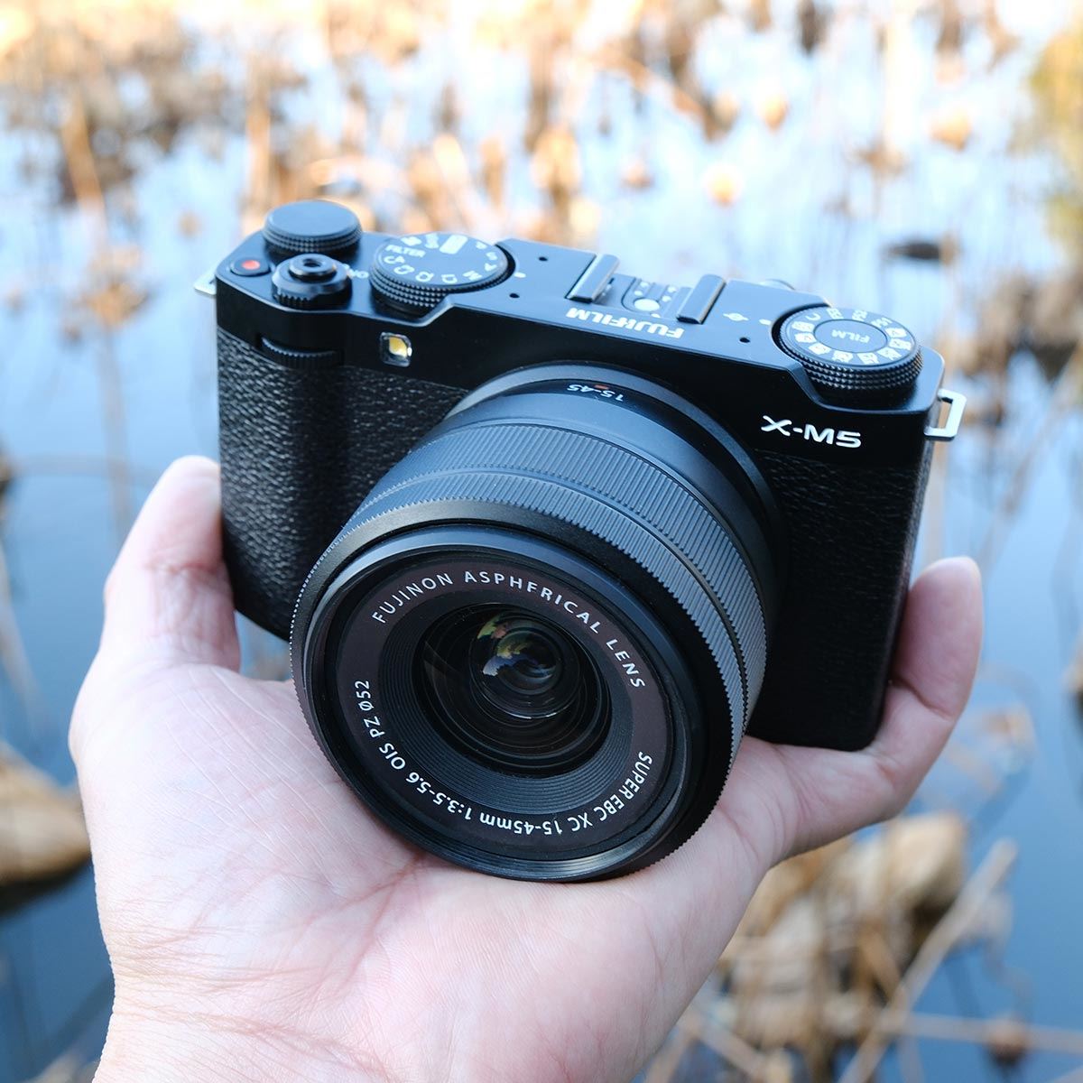 富士フイルム「X-M5」は“欲しくなる”入門機！ 小型・軽量・高機能