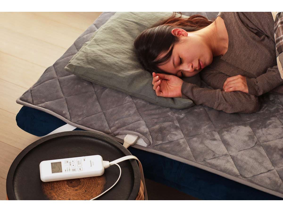 温度調節してくれる電気毛布で朝までぐっすり。パナソニック「暖房敷き