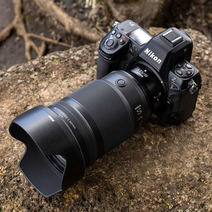 ソニー「E 11mm F1.8」で古刹や植物園をスナップ！ 近接撮影でも活躍