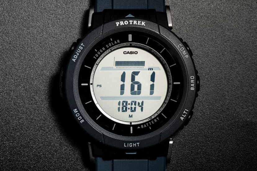 キャンプで！ 街で！ スッキリ小顔で話題のカシオ「プロトレック」最新