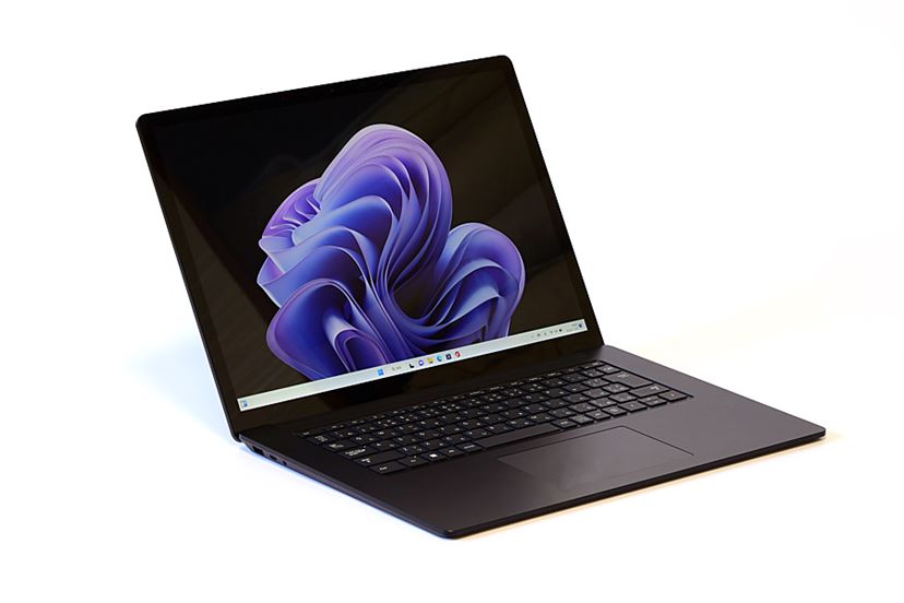 見やすい15型ディスプレイで作業がはかどる！ 第12世代Core搭載