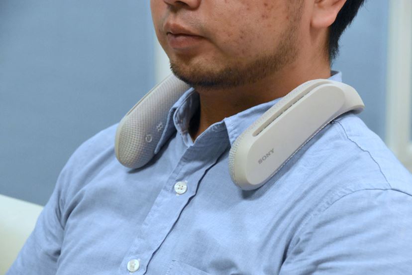 ヘッドホンよりスゴい！ 肩にのせるソニーのスピーカー「SRS-WS1