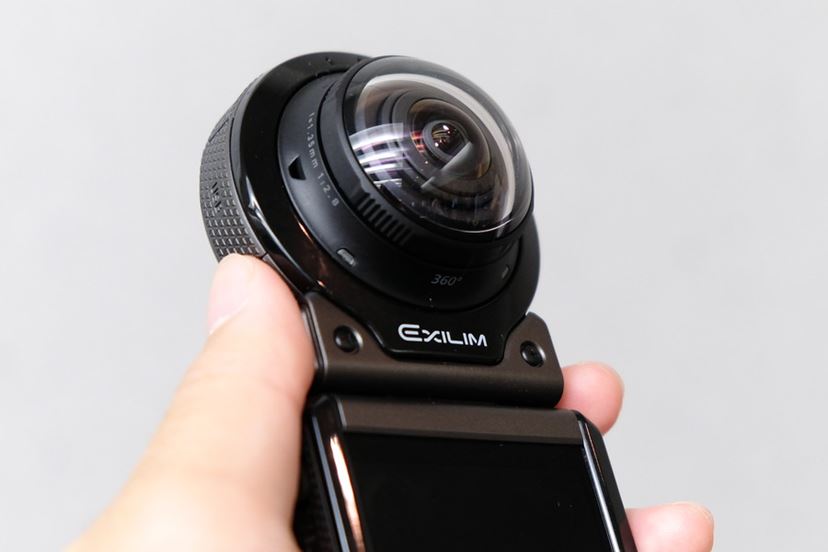 2つのカメラ部を使って360度の全天球撮影ができる、カシオの新フリー