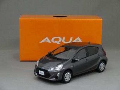 1/30 トヨタ アクア （グレーメタリック） - ミニカーショップ
