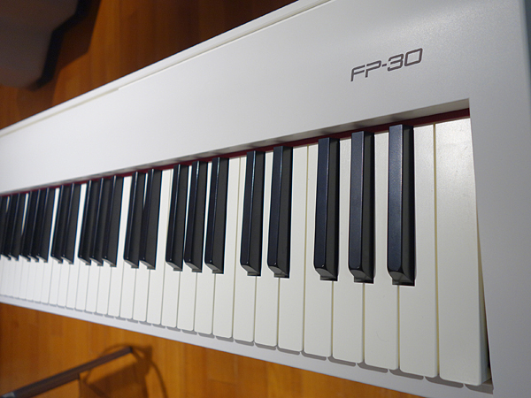 本格派ポータブル・ピアノ ローランド FP-30 レビュー | Digiland