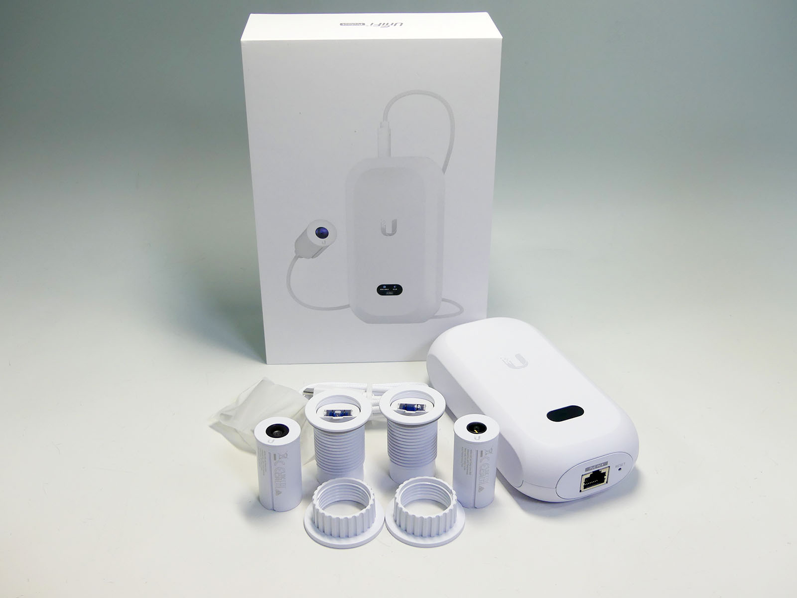 この発想はなかった！ 壁に一体化するUbiquitiのレンズ分離型「AI