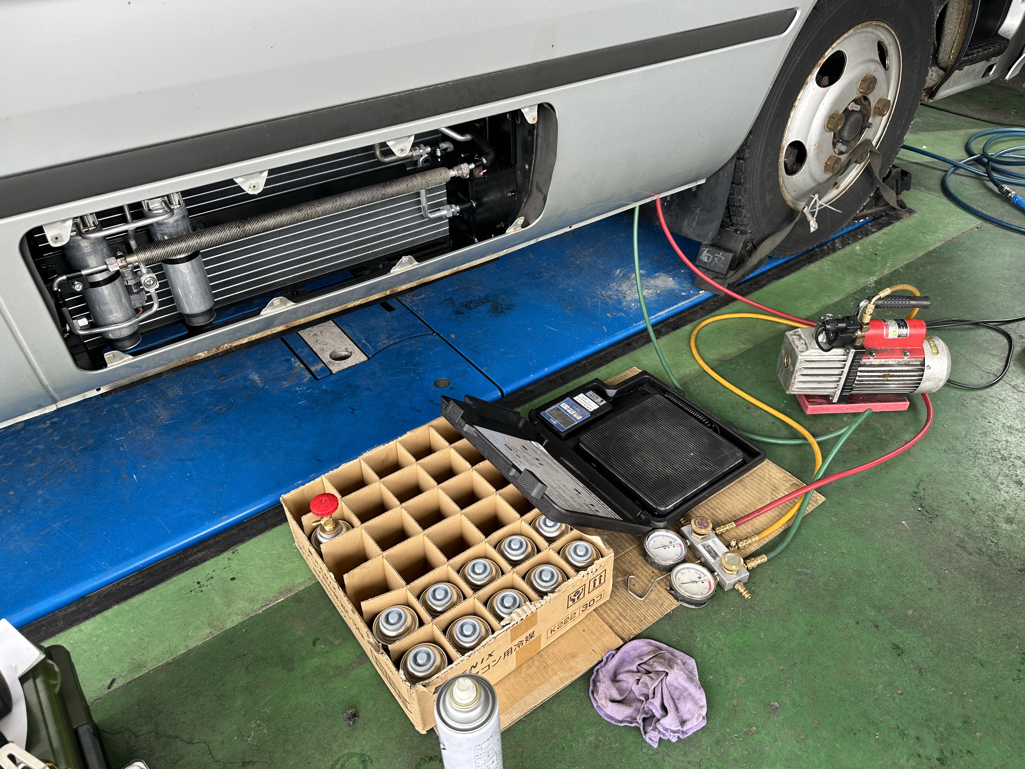 トヨタ コースター エアコン修理(コンデンサ交換)行いました！ 24V車の