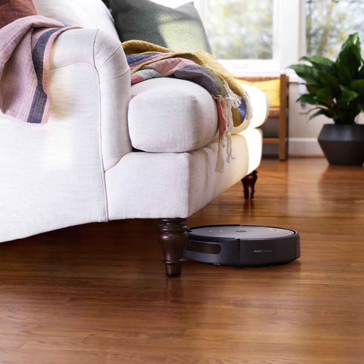 Roomba® i2 Robot Vacuum Cleaner - iRobot Thailand