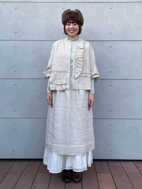 立川店/EC限定】リネン前開きフリルブラウス（オフホワイト/ブラック