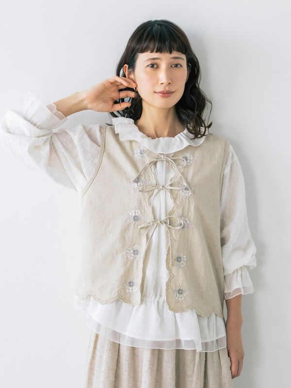 セール】 【kazumi×Samansa Mos2】刺繍入リボンベスト（ベージュ