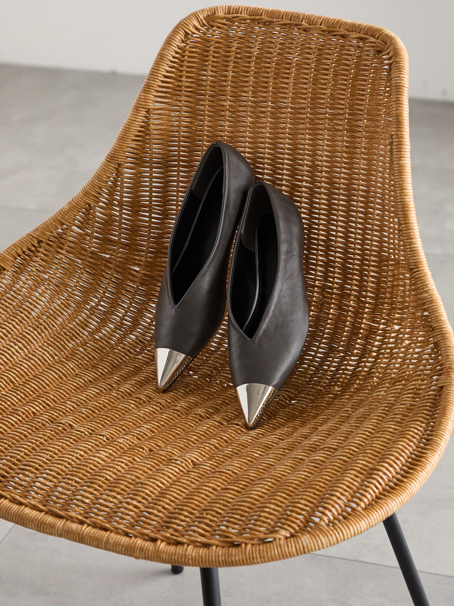 ポインテッドメタルフラットシューズ（チャコールグレー/ブラック