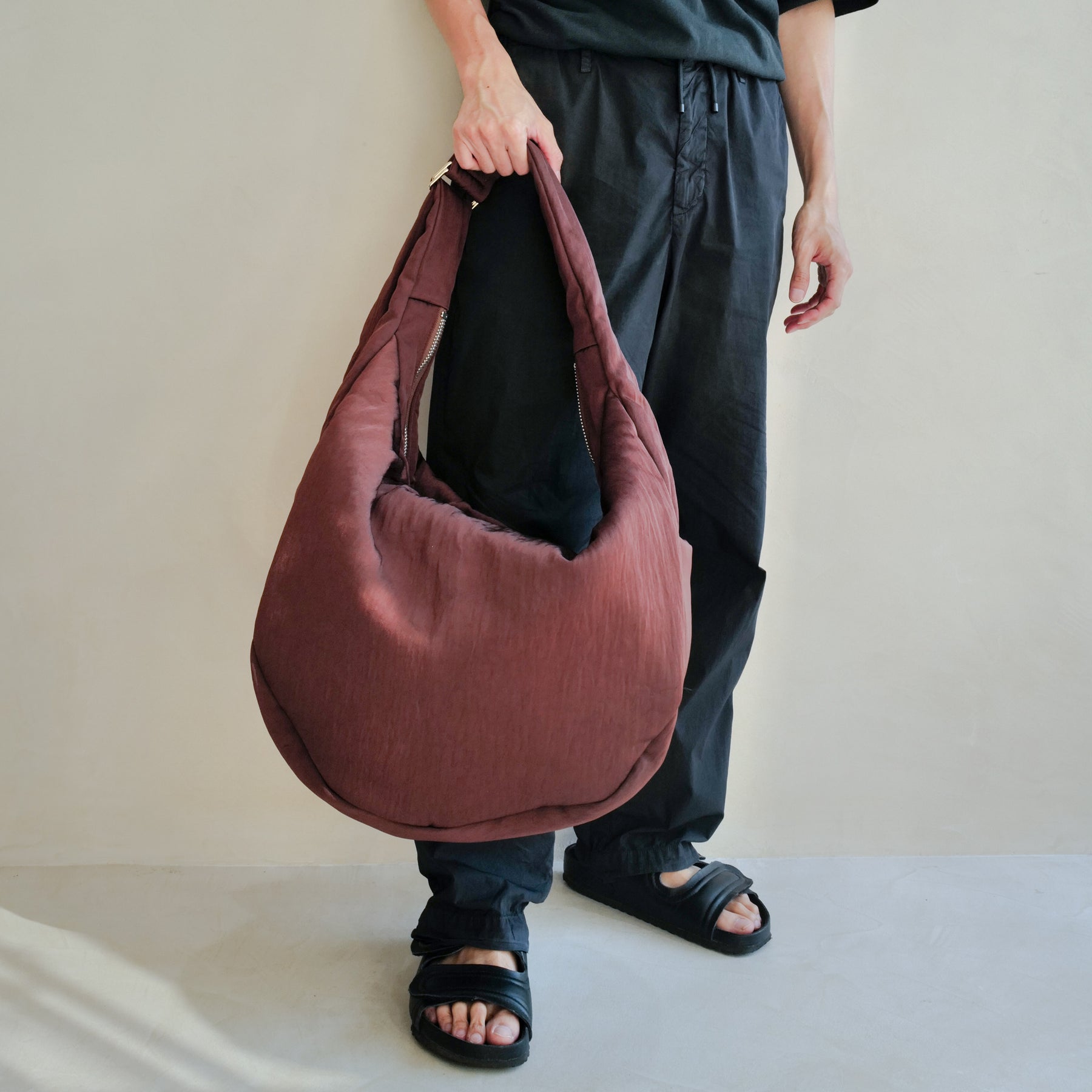 ANNIE PUFFER BIG MOON BAG / CERATO BRIGHT｜中綿入りナイロン