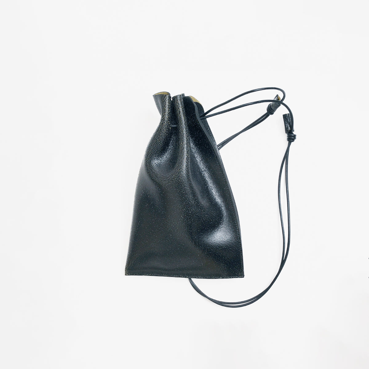 HERRIE KINCHAKU POUCH - PM / CRACK｜ひび割れレザーの巾着ポーチ
