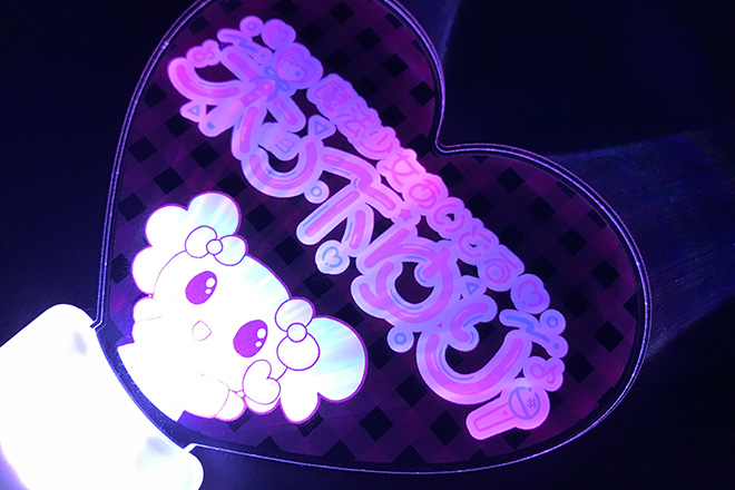 ピンクのチェック柄とキュートな丸文字がデザインされたペンライト