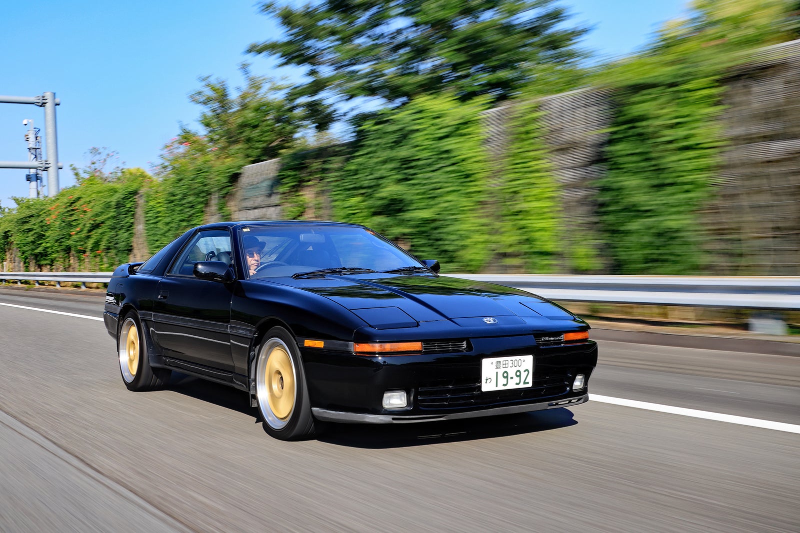 トヨタ・スープラ（A70型）をレンタル。ハイパフォーマンスだけど