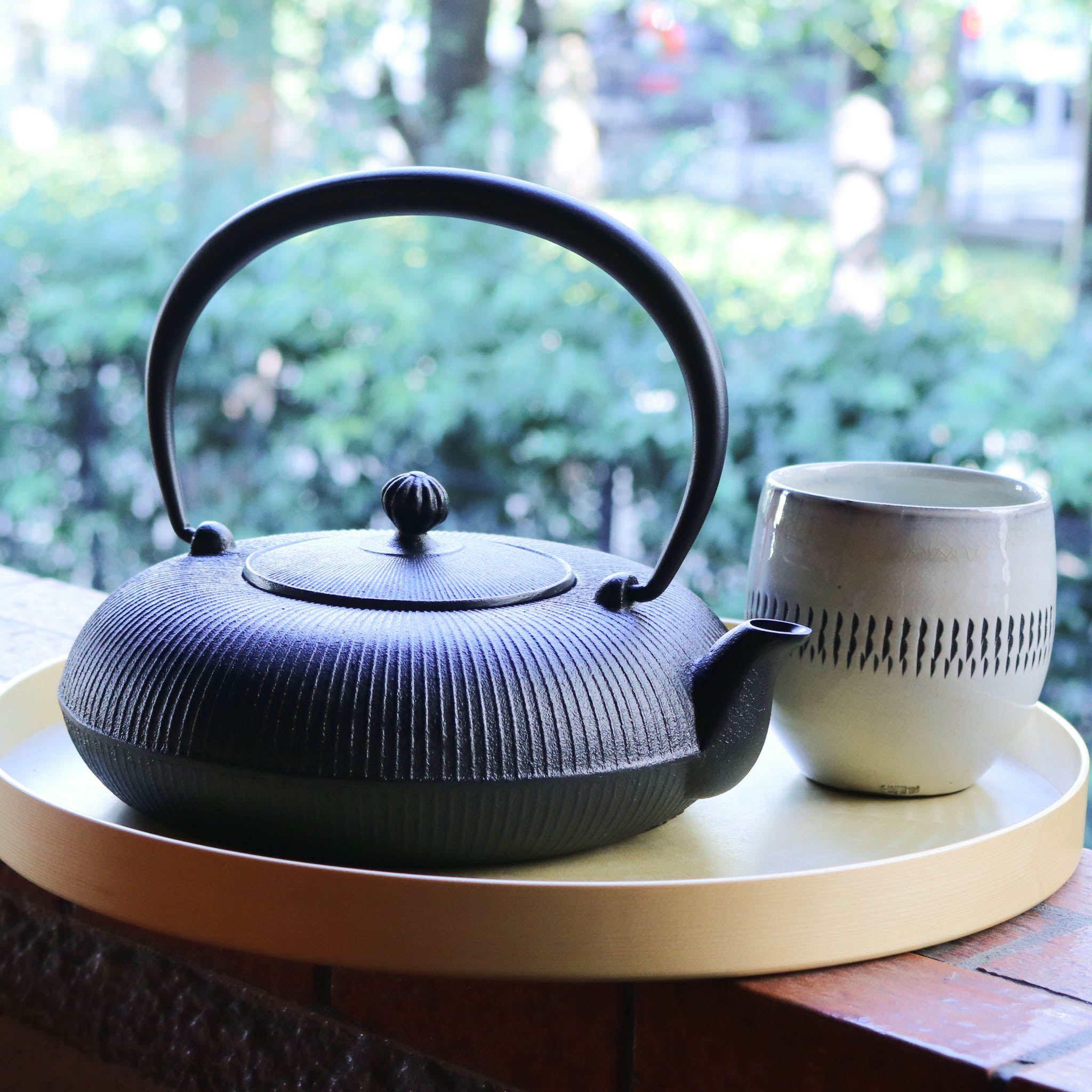 及富｜岩手・水沢の南部鉄器・鉄瓶／質実剛健の老舗 – 日本工芸堂