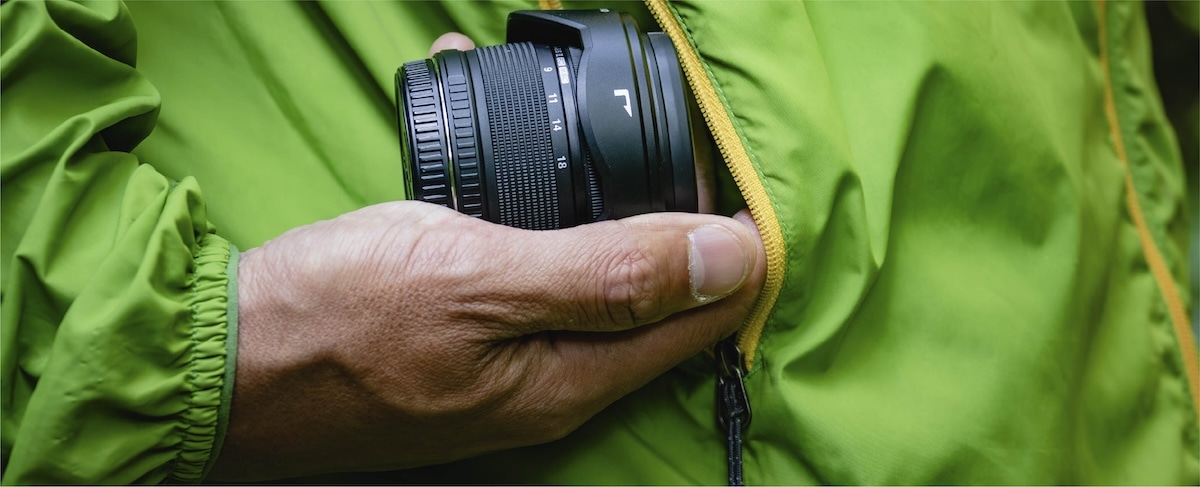 製品特長 - 超小型・軽量設計｜M.ZUIKO DIGITAL ED 9-18mm F4.0-5.6 II