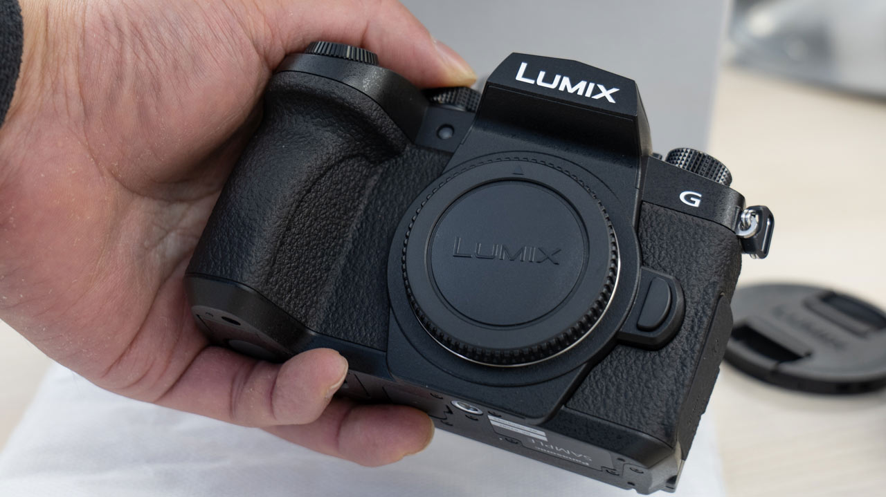 パナソニック、「LUMIX G99II」の実機をチェック。小型軽量ボディの