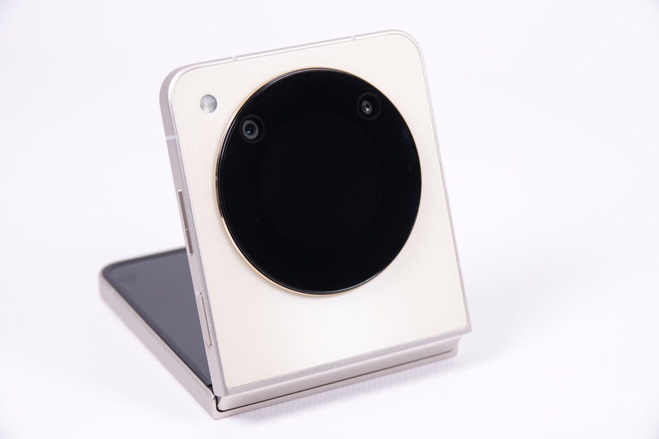 Amazonで折りたたみスマホ「Libero Flip」が3.5万円、ワイモバイルへの