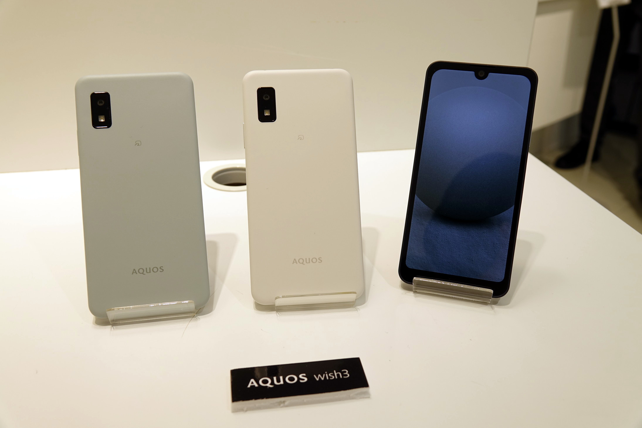 シャープ、ベーシックモデルの新型スマホ「AQUOS wish3」を発表