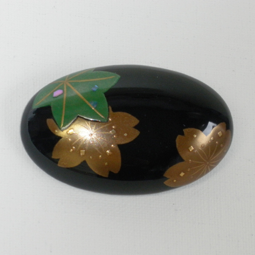 輪島塗 ブローチ (小判型) -春秋の蒔絵仕上げ- [黒色] 螺鈿(ラデン