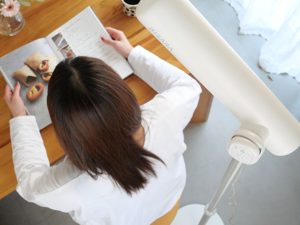 QUADS＞ハンズフリースタンドヘアドライヤー BISARA Light ホワイト