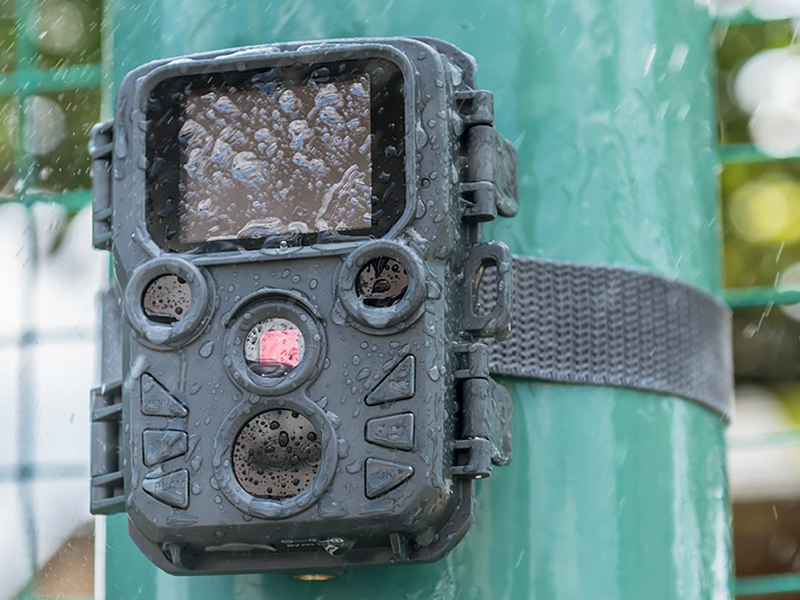 工事不要で屋外に置けるタフ仕様4K防犯カメラ。乾電池式で12,800円