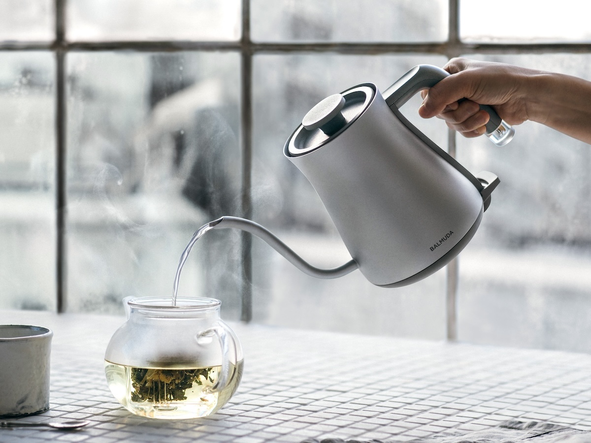 バルミューダの電気ケトル新色はマットなシルバー - 家電 Watch