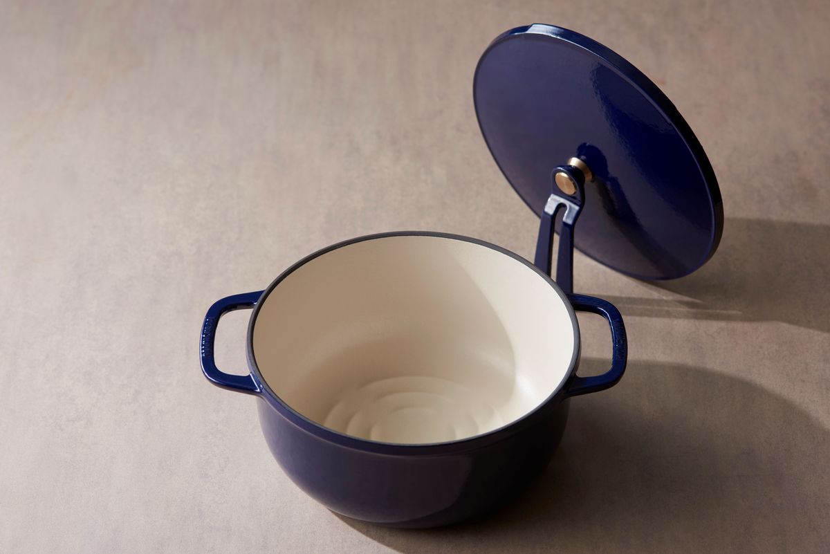 バーミキュラ、限定色の鋳物ホーロー鍋 産直野菜&レシピもセット