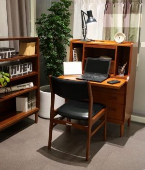 機能性を備えた憧れの「ライティングチェスト」 – カリモク60