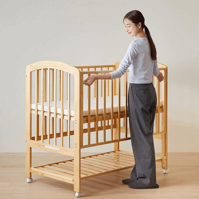 屈まずに赤ちゃんのお世話ができるハイポジション ベビーベッド