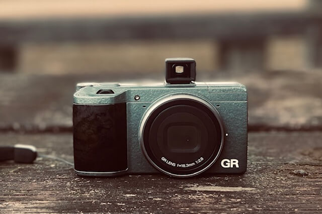 RICOH GRにファインダーをつけると、ちょっと化ける。｜記憶カメラ