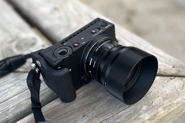 やたらコンパクトなフルサイズ」という独自の道を行くSIGMA fp。｜記憶