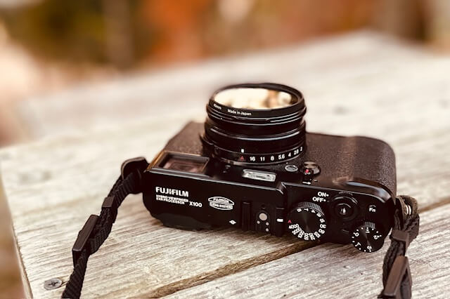 X100シリーズの初代機に見る、FUJIFILMの写真機の世界。｜記憶カメラ