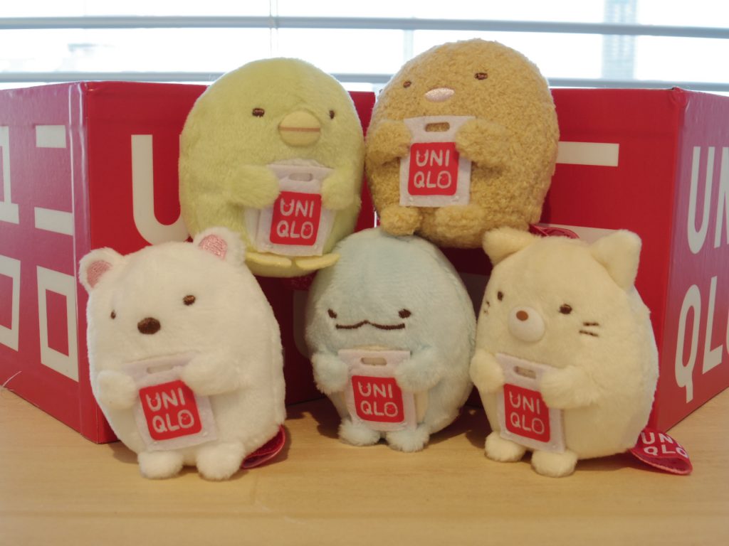 ユニクロより「すみっコぐらし」Tシャツがぬいぐるみつきで登場