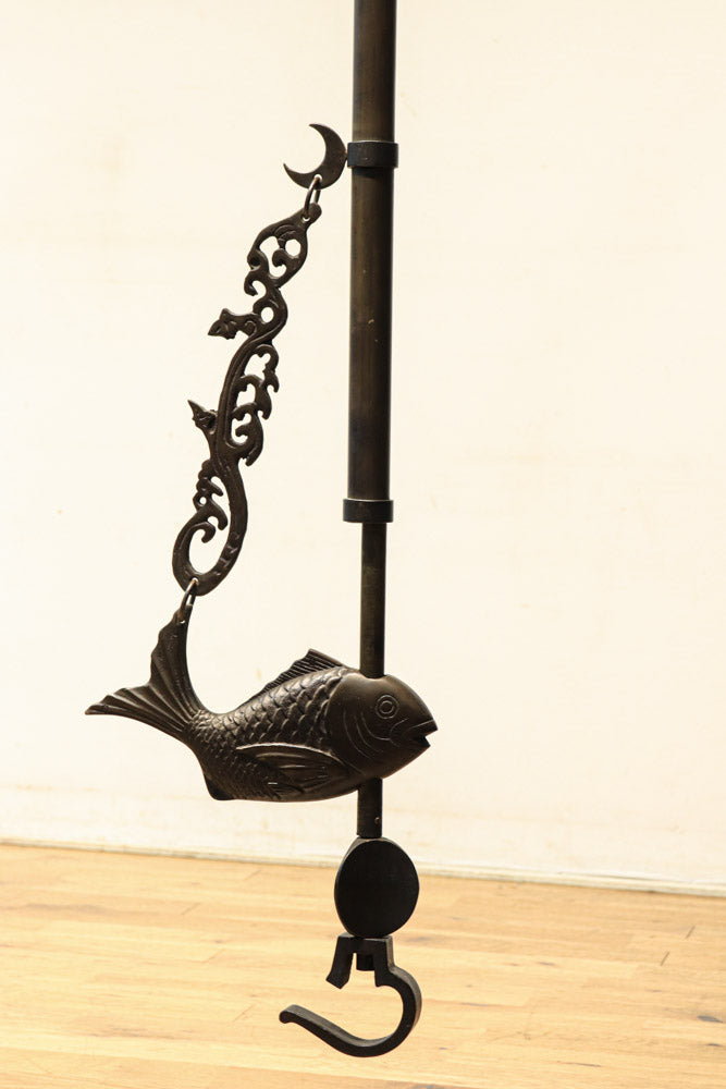 縁起の良い鯛を飾る真鍮製の自在鉤 DC6279 – 古福庵 [ KOFUKUAN